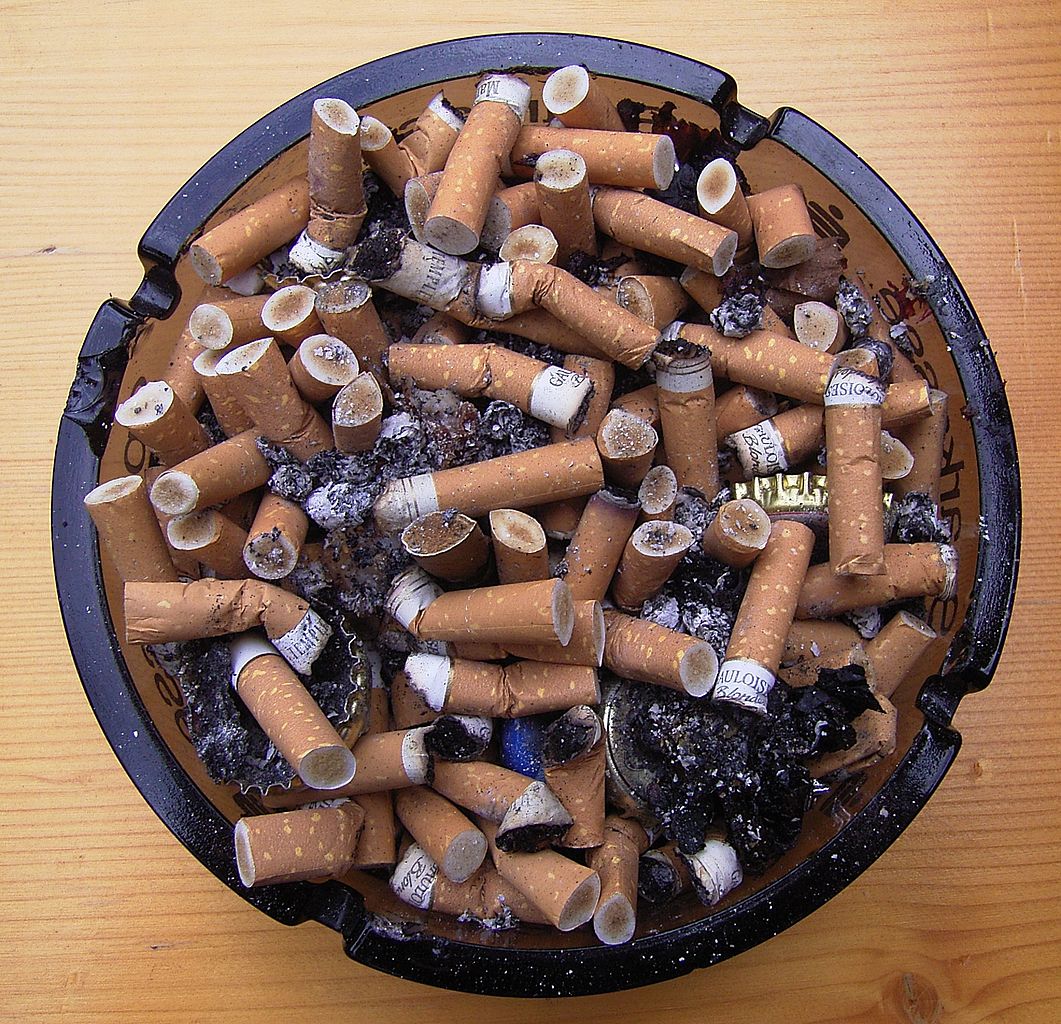 1061px-Full_Ashtray.jpg