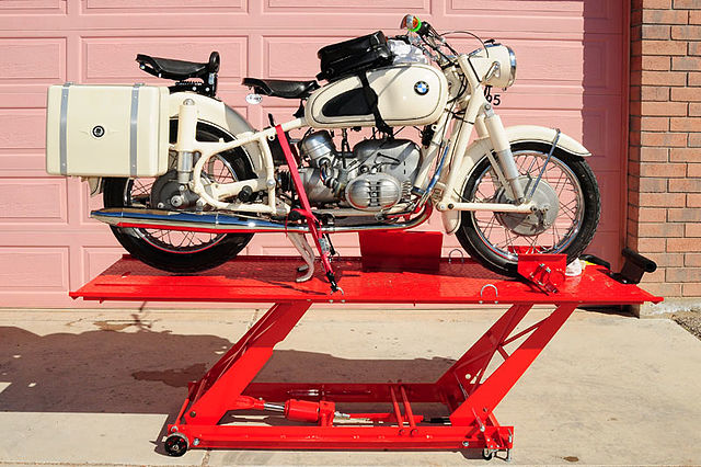 640px-Motorcycle-lift.jpg