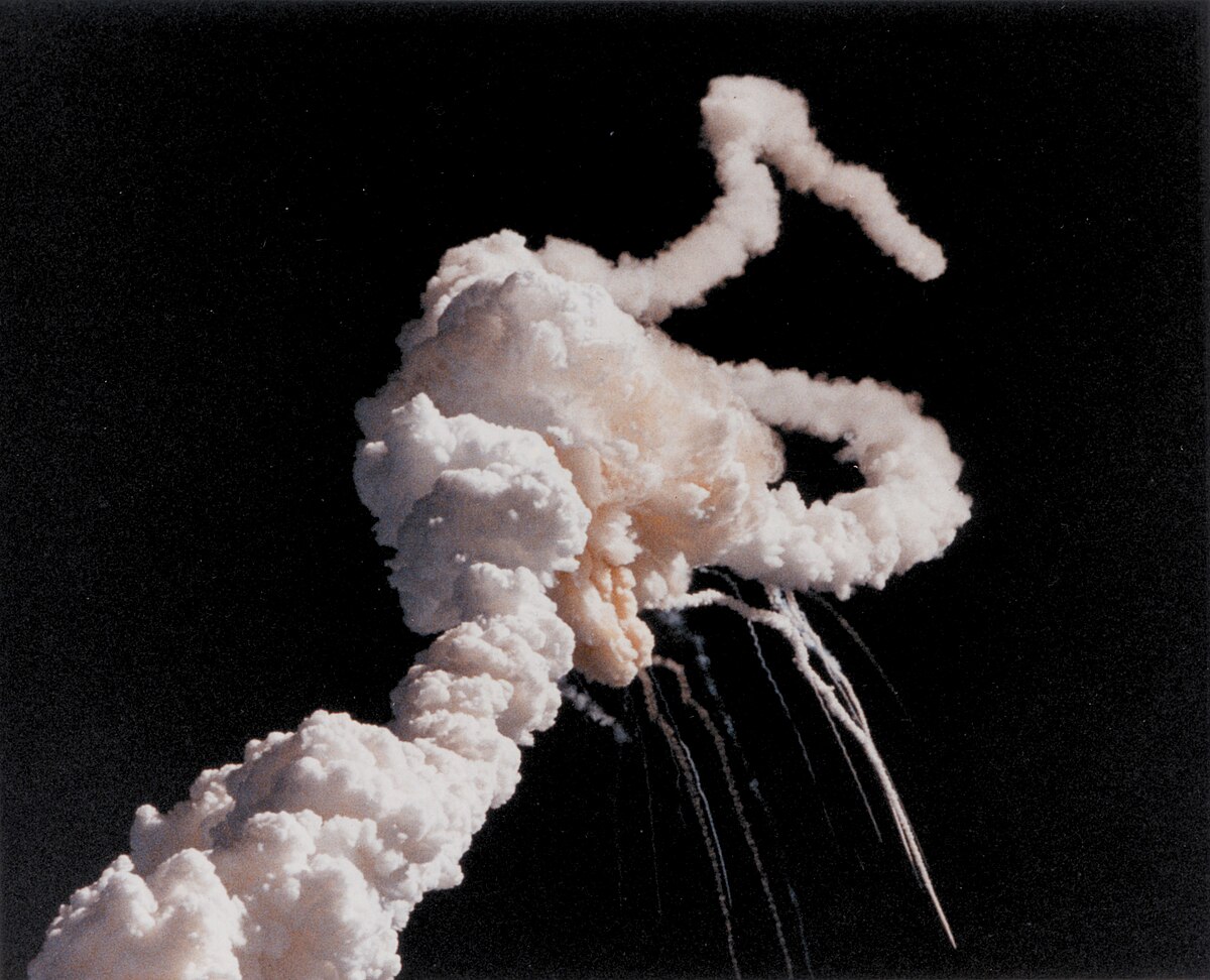 1200px-Challenger_explosion.jpg