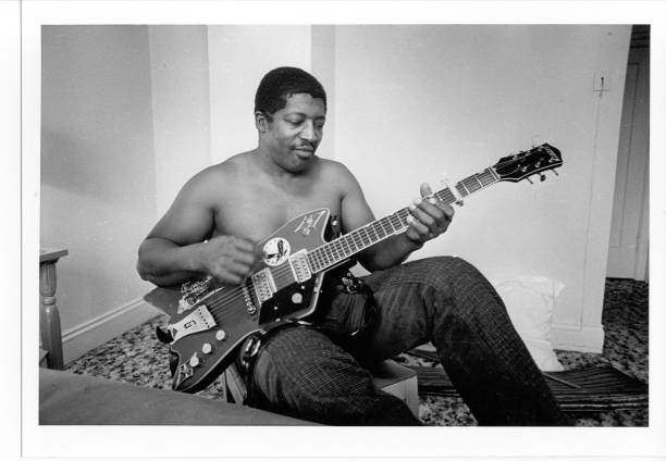 guitarist-bo-diddley-rehearses-on-his-gretsch-electric-guitar-with-picture-id76056528